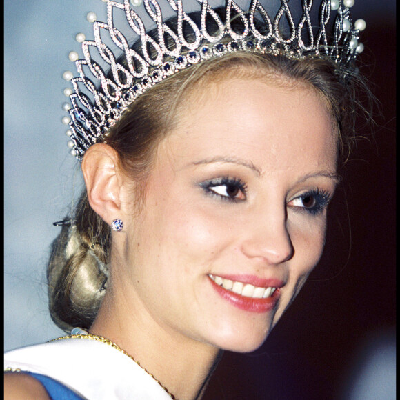 Elodie Gossuin, Miss Picardie est élue Miss France 2001 au Grimaldi Forum à Monaco.