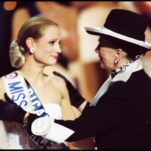 Elodie Gossuin est élue Miss France 2001 avec Geneviève de Fontenay au Grimaldi Forum à Monaco.
