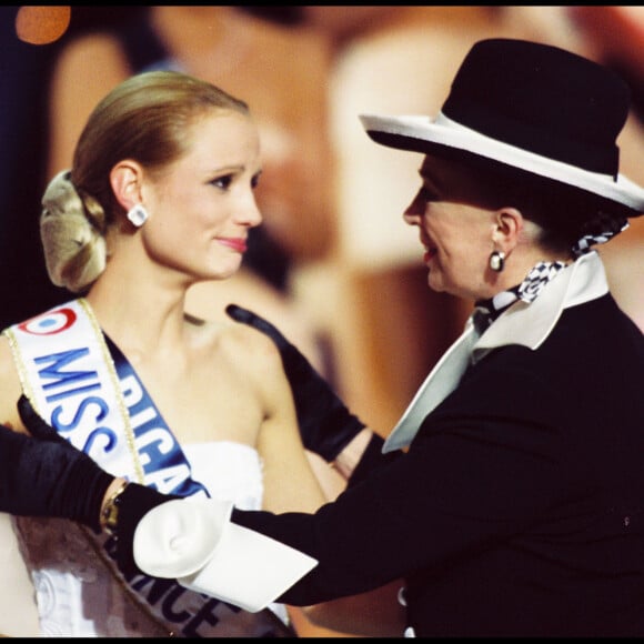 Elodie Gossuin est élue Miss France 2001 avec Geneviève de Fontenay au Grimaldi Forum à Monaco.