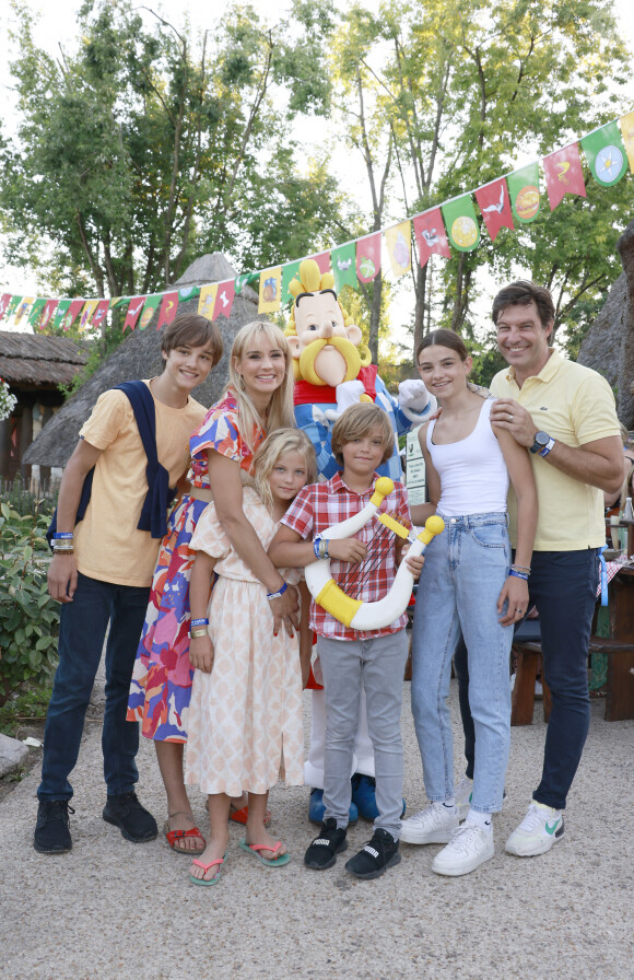 Exclusif - Élodie Gossuin en famille : Jules, Elodie, Joséphine, Léonard, Rose et Bertrand Lacherie lors de l'opération "L'été gaulois fait son grand retour au Parc Astérix" à Plailly le 8 juillet 2022. © Christophe Aubert via Bestimage 