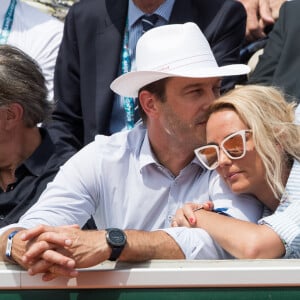 Elodie Gossuin et son mari Bertrand Lacherie dans les tribunes lors des internationaux de tennis de Roland Garros à Paris, France, le 4 juin 2019. © Jacovides-Moreau/Bestimage 