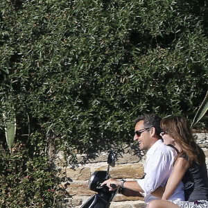 Pas de bling-bling dans cette demeure où il peut se ressourcer depuis 2008 et leur mariage
Exclusif - Nicolas Sarkozy, sa femme Carla Bruni-Sarkozy et leur fille Giulia sont sur la plage de Cavalières au pied du Cap Nègre, le 14 juillet 2014, pendant leurs vacances.