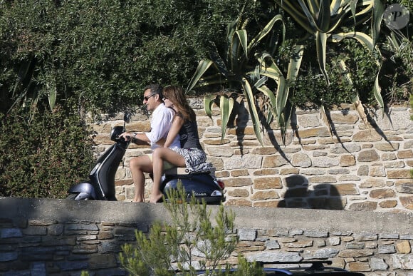 Pas de bling-bling dans cette demeure où il peut se ressourcer depuis 2008 et leur mariage
Exclusif - Nicolas Sarkozy, sa femme Carla Bruni-Sarkozy et leur fille Giulia sont sur la plage de Cavalières au pied du Cap Nègre, le 14 juillet 2014, pendant leurs vacances.