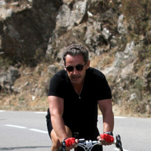 Où il peut s'adonner à de nombreuses randonnées à vélo
L'ancien président de la république, Nicolas Sarkozy, fait une sortie à vélo dans la forêt des Maures, Le Lavandou, le 7 juillet 2014 lors de ces vacances dans la résidence de sa belle famille au domaine du Cap Nègre.
