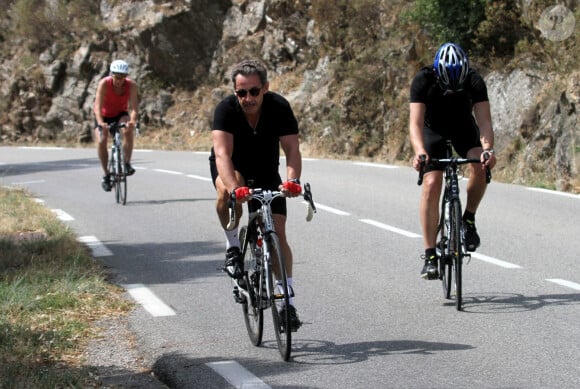 Où il peut s'adonner à de nombreuses randonnées à vélo
L'ancien président de la république, Nicolas Sarkozy, fait une sortie à vélo dans la forêt des Maures, Le Lavandou, le 7 juillet 2014 lors de ces vacances dans la résidence de sa belle famille au domaine du Cap Nègre.