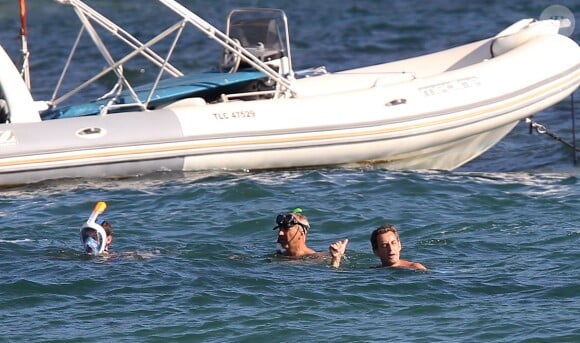 Nicolas Sarkozy se baigne avec son fils Louis au Cap Nègre le 5 juillet 2014.