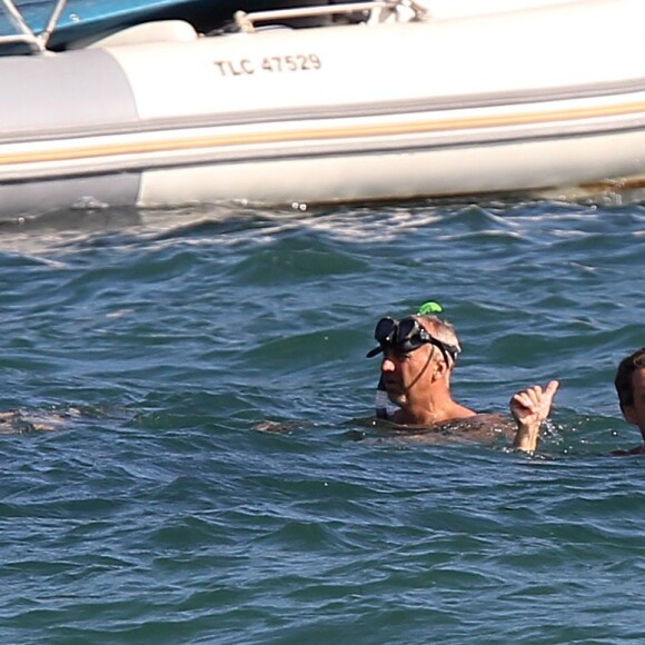 Nicolas Sarkozy se baigne avec son fils Louis au Cap Nègre le 5 juillet 2014.