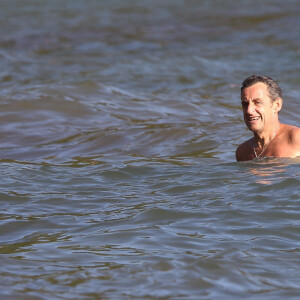 Nicolas Sarkozy se baigne avec son fils Louis au Cap Nègre le 5 juillet 2014.