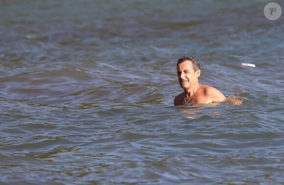 Nicolas Sarkozy se baigne avec son fils Louis au Cap Nègre le 5 juillet 2014.