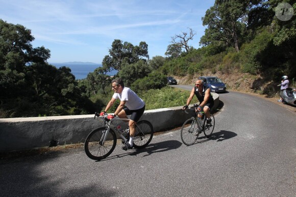 Nicolas Sarkozy s'est offert une longue randonnée en vélo au Cap Nègre le 5 juillet 2014. Il a traversé le col du Babaou avant d'emprunter les chemins bucoliques de Bormes-les-Mimosas