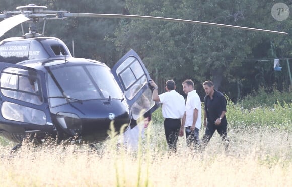 Exclusif : Nicolas Sarkozy et sa femme Carla Bruni arrivant en hélicoptère près de Bormes-les-Mimosas après avoir quitté le cap Nègre