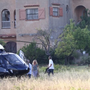 Exclusif : Nicolas Sarkozy et sa femme Carla Bruni arrivant en hélicoptère près de Bormes-les-Mimosas après avoir quitté le cap Nègre en 2012