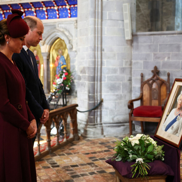 Ils se sont notamment recueillis devant son portrait. 
Le prince William, prince de Galles, et Catherine (Kate) Middleton, princesse de Galles assistent à un service religieux marquant le premier anniversaire de la mort de la reine Elizabeth II à la cathédrale St Davids à Haverfordwest dans le Pembrokeshire, pays de Galles, Royaume Uni, le 8 septembre 2023. 