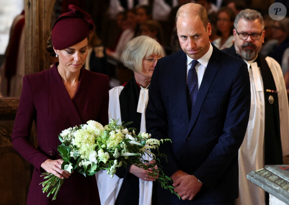 Et ont déposé des fleurs pour un moment très émouvant.
Le prince William, prince de Galles, et Catherine (Kate) Middleton, princesse de Galles assistent à un service religieux marquant le premier anniversaire de la mort de la reine Elizabeth II à la cathédrale St Davids à Haverfordwest dans le Pembrokeshire, pays de Galles, Royaume Uni, le 8 septembre 2023. 