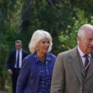 Charles III et Camilla, quant à eux, étaient restés en Ecosse.
Le roi Charles III d'Angleterre et Camilla Parker Bowles, reine consort d'Angleterre, assistent à l'église paroissiale de Crathie, près de Balmoral, Royaume Uni, à un service religieux marquant le premier anniversaire de la mort de la reine Elizabeth II, le vendredi 8 septembre 2023. 