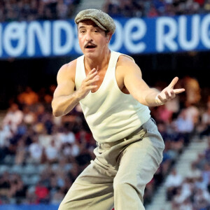 Jean Dujardin a donné de sa personne pour la cérémonie d'ouverture de la coupe du monde de rugby.
Jean Dujardin - Cérémonie d'ouverture de la Coupe du Monde de Rugby France 2023 avant le match de la Poule A entre la France et la Nouvelle-Zélande au Stade de France à Saint-Denis. © Dominique Jacovides/Bestimage 