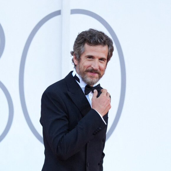 C'est bientôt la fin de La Mostra de Venise. Guillaume Canet était présent sur le tapis rouge à l'occasion de l'avant-première du film Hors-saison de Stéphane Brizé, co-écrit avec Marie Drucker. 
Guillaume Canet - Arrivées à la projection du film Hors-saison lors du 80ème festival international du film de Venise, La Mostra.