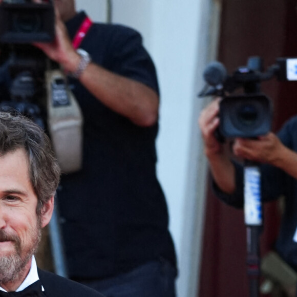 L'acteur est apparu sur le tapis rouge dans un très beau smoking noir avec noeud papillon noir et une chemise blanche pour encore plus d'élégance. 
Guillaume Canet - Arrivées à la projection du film Hors-saison lors du 80ème festival international du film de Venise, La Mostra le 8 septembre 2023.
