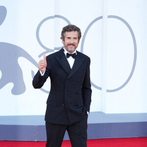 Le papa de Marcel et Louise interprète Laurent dans le film de Brizé qui est en compétition pour remporter le Lion d'or de ce 80ème festival international du film de Venise. 
Guillaume Canet - Arrivées à la projection du film Hors-saison lors du 80ème festival international du film de Venise, La Mostra, le 8 septembre 2023.