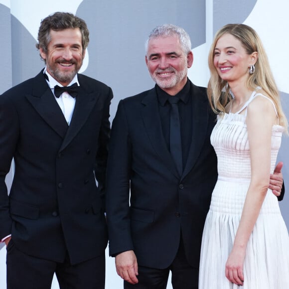 Le compagnon de Marion Cotillard y tient le rôle principal au côté de l'actrice italienne Alba Rohrwacher. 
Guillaume Canet, Stéphane Brizé et Alba Rohrwacher - Arrivées à la projection du film Hors-saison lors du 80ème festival international du film de Venise, La Mostra le 8 septembre 2023.