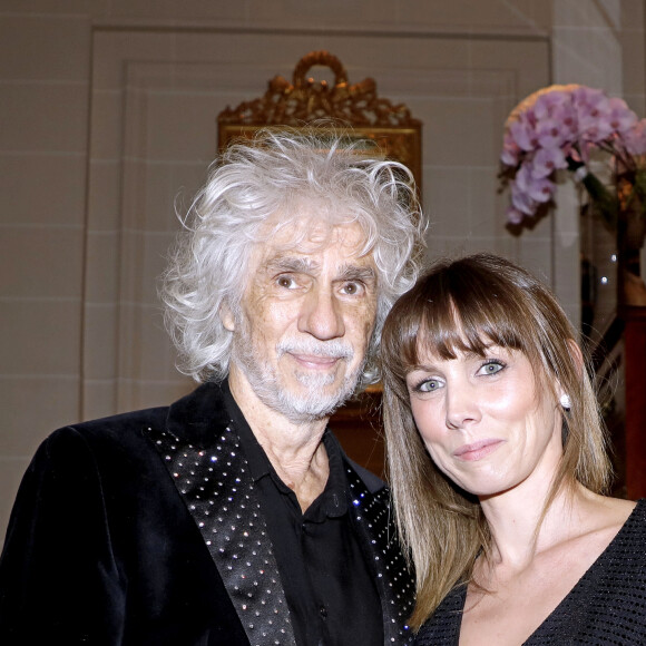 Louis Bertignac et sa femme Laetitia Brichet lors de la soirée des "Stéthos d'or 2023" à l'hôtel Four Seasons George V à Paris le 27 mars 2023. © Cédric Perrin / Bestimage