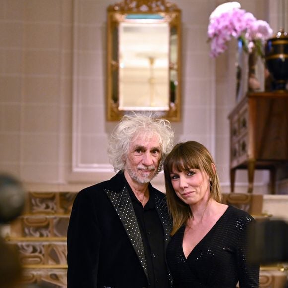 Louis Bertignac et sa femme Laetitia Brichet lors du photocall et du cocktail de la soirée des "Stéthos d'or 2023" à l'hôtel Four Seasons George V à Paris, le 27 mars 2023. © Bellak-Guirec/Bestimage