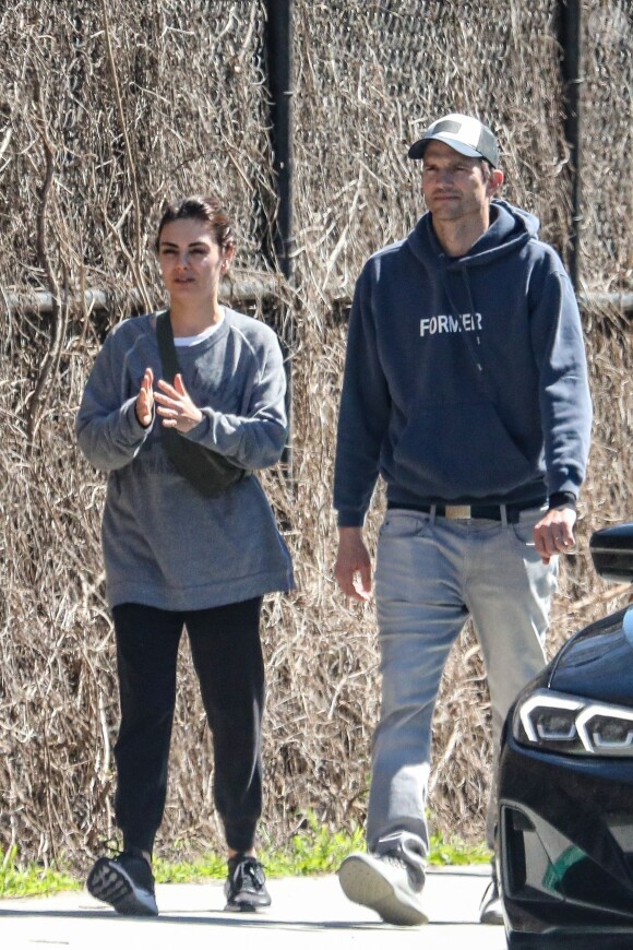 Exclusif - Ashton Kutcher et sa femme Mila Kunis profitent d'une promenade matinale autour de Bel Air après le petit-déjeuner le 6 avril 2023. 