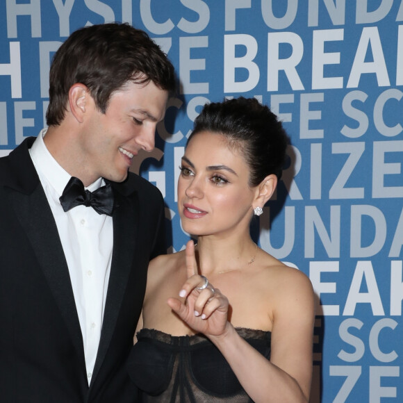 Pas certain que cela suffise à redorer leur blason.
Ashton Kutcher et sa femme Mila Kunis à la 6ème cérémonie Breakthrough Prize au NASA Ames Research Center à Mountain View, le 3 décembre 2017 