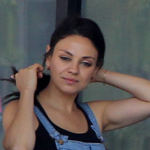 Exclusif - Mila Kunis enceinte se promène avec son mari Ashton Kutcher, sa fille Wyatt à Los Angeles, Californie, Etats-Unis, le 29 juillet 2016. © CPA/Bestimage
