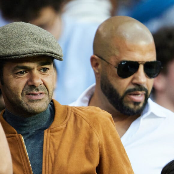 Jamel Debbouze et son frère en tribunes lors du match de football Ligue 1 Uber Eats opposant le Paris Saint-Germain (PSG) au Clermont Foot 63 au Parc des Princes à Paris, France, le 3 juin 2023. Clermont a gagné 3-2. © Cyril Moreau/Bestimage 