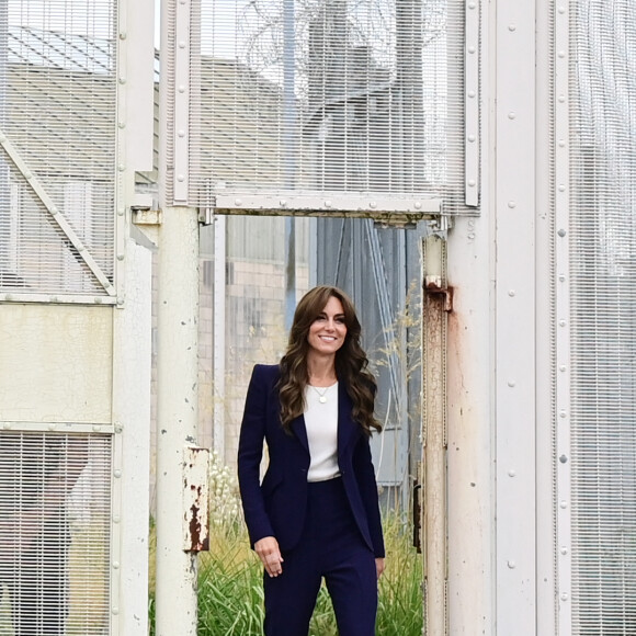 En visite officielle dans la prison HMP High Down de Surrey, la duchesse arborait une blessure à la main droite
Catherine (Kate) Middleton, princesse de Galles, marraine du Forward Trust, visite la prison HMP High Down de Surrey, Royaume-Uni, le 12 septembre 2023, pour découvrir comment l'organisme caritatif aide les personnes impliquées dans le système de justice pénale à gérer et à se remettre de leur dépendance 
