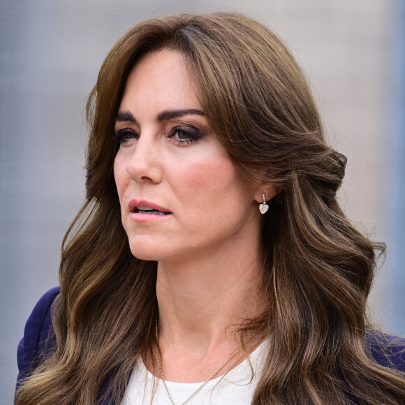 Légère inquiétude du côté des fans de Kate Middleton après son passage en prison !
Catherine (Kate) Middleton, princesse de Galles, marraine du Forward Trust, visite la prison HMP High Down de Surrey, Royaume-Uni, pour découvrir comment l'organisme caritatif aide les personnes impliquées dans le système de justice pénale à gérer et à se remettre de leur dépendance 