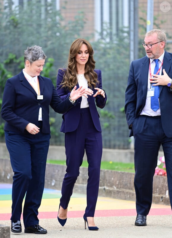 Deux de ses doigts étaient collés par des pansements
Catherine (Kate) Middleton, princesse de Galles, marraine du Forward Trust, visite la prison HMP High Down de Surrey, Royaume-Uni, le 12 septembre 2023, pour découvrir comment l'organisme caritatif aide les personnes impliquées dans le système de justice pénale à gérer et à se remettre de leur dépendance 