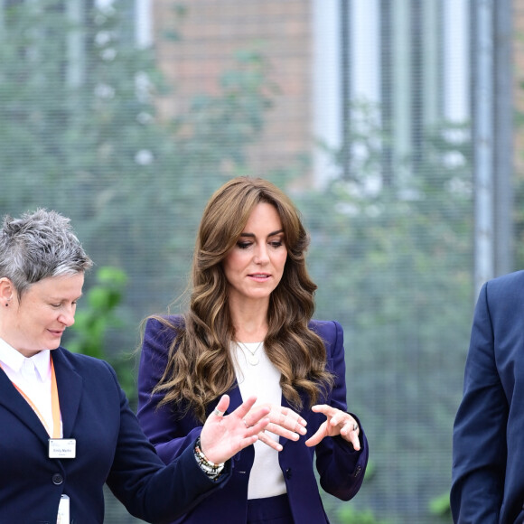 Deux de ses doigts étaient collés par des pansements
Catherine (Kate) Middleton, princesse de Galles, marraine du Forward Trust, visite la prison HMP High Down de Surrey, Royaume-Uni, le 12 septembre 2023, pour découvrir comment l'organisme caritatif aide les personnes impliquées dans le système de justice pénale à gérer et à se remettre de leur dépendance 