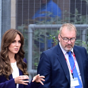 Une blessure apparemment causée par un séance de trampoline avec ses 3 enfants selon Kensington Palace
Catherine (Kate) Middleton, princesse de Galles, marraine du Forward Trust, visite la prison HMP High Down de Surrey, Royaume-Uni, le 12 septembre 2023, pour découvrir comment l'organisme caritatif aide les personnes impliquées dans le système de justice pénale à gérer et à se remettre de leur dépendance 