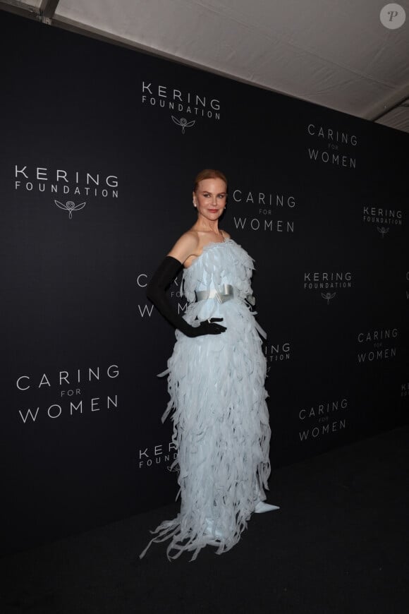 À 56 ans, l'actrice a opté pour une robe en cuir bordeaux au décolleté audacieux. 
New York City, NY - Nicole Kidman pour le second dîner annuel de la fondation "Caring for Women", célébrant les 15 ans de l'organisation, le 12 septembre 2023.