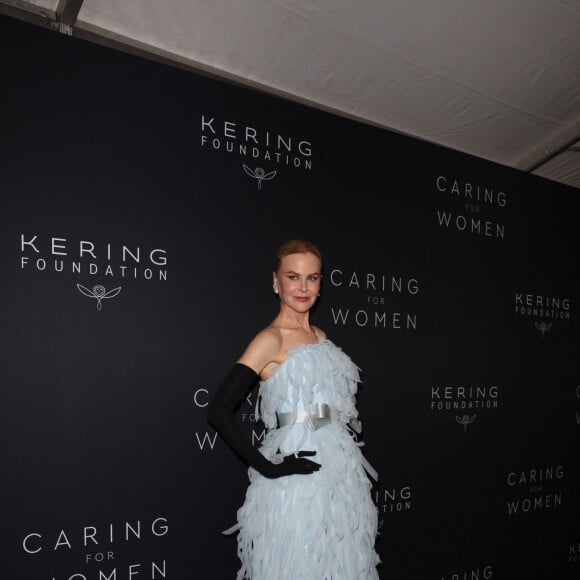 À 56 ans, l'actrice a opté pour une robe en cuir bordeaux au décolleté audacieux. 
New York City, NY - Nicole Kidman pour le second dîner annuel de la fondation "Caring for Women", célébrant les 15 ans de l'organisation, le 12 septembre 2023.