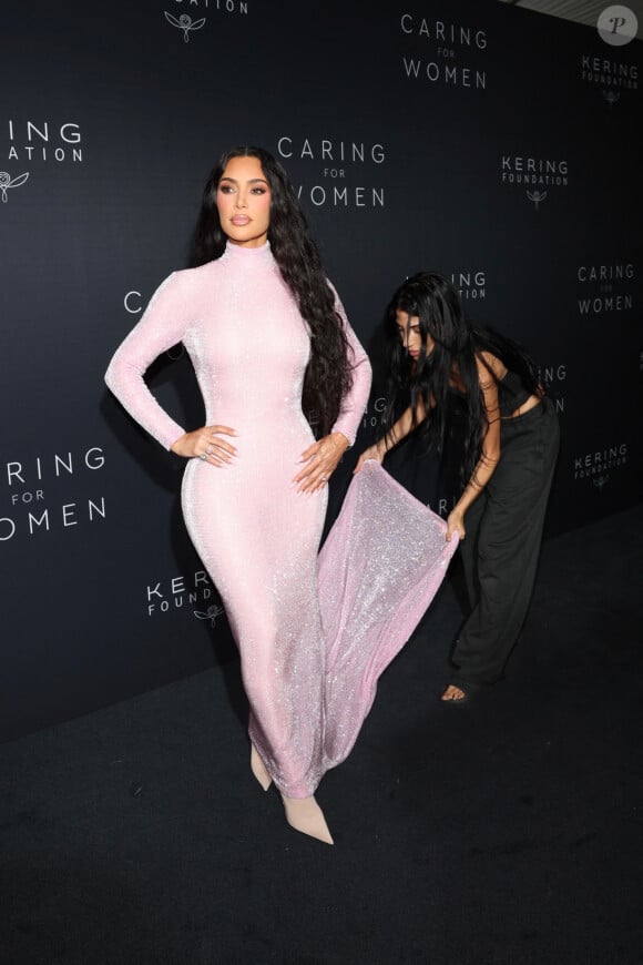 New York City, NY - Kim Kardashian pour le second dîner annuel de la fondation "Caring for Women", célébrant les 15 ans de l'organisation, le 12 septembre 2023.