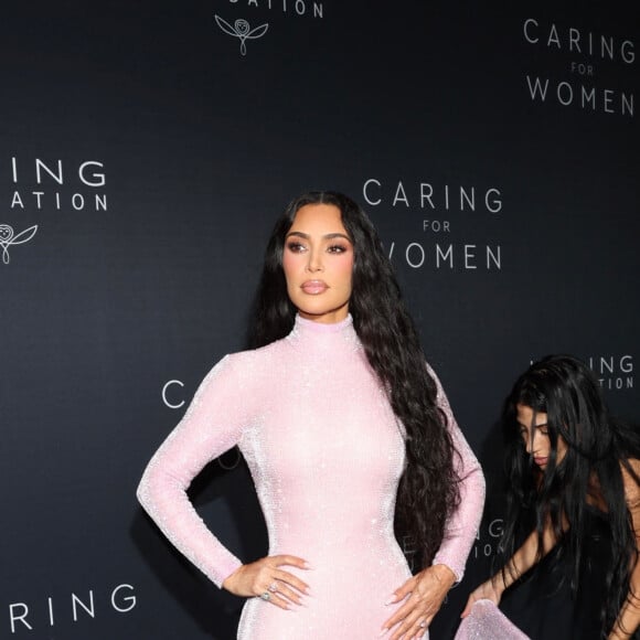 New York City, NY - Kim Kardashian pour le second dîner annuel de la fondation "Caring for Women", célébrant les 15 ans de l'organisation, le 12 septembre 2023.