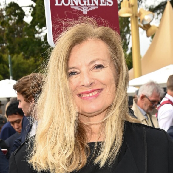 Une blague bien accueillie par la principale intéressée, preuve que la page est bel et bien tournée !
Valérie Trierweiler - Qatar Prix de l'Arc de Triomphe à l'hippodrome Paris Longchamp le 2 octobre 2022. © Coadic Guirec/Bestimage/Bestimage