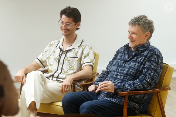 Son film "Le Livre des solutions" parle d'un cinéaste torturé, comme lui, et incarné par Pierre Niney
Exclusif - Pierre Niney et Michel Gondry sur la terrasse Unifrance, dans le cadre de la promotion du film "Le livre des solutions", lors du 76ème Festival International du Film de Cannes, le 26 mai 2023. © Christophe Clovis/Bestimage