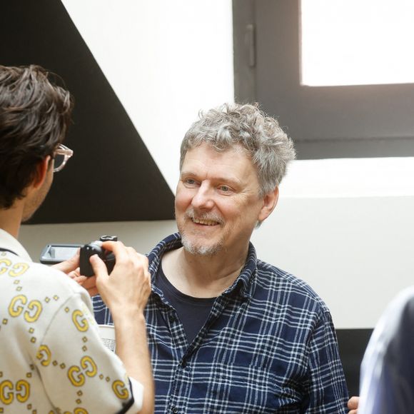 Exclusif - Pierre Niney et Michel Gondry sur la terrasse Unifrance, dans le cadre de la promotion du film "Le livre des solutions", lors du 76ème Festival International du Film de Cannes, le 26 mai 2023. © Christophe Clovis/Bestimage