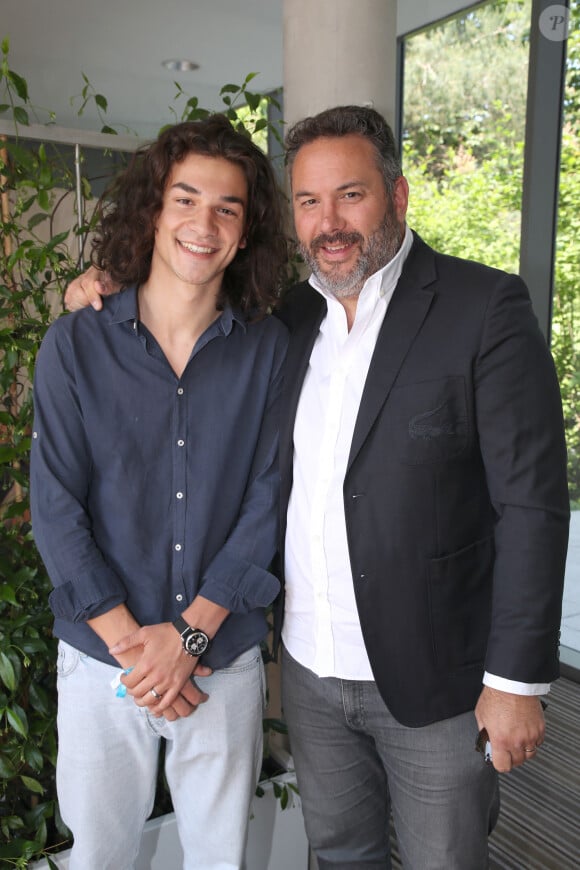 Exclusif - Bruce Toussaint et son fils Noé lors des Internationaux de France de Tennis de Roland Garros 2023 - Jour 10 - à Paris, France, le 6 juin 2023. © Bertrand Rindoff/Bestimage 