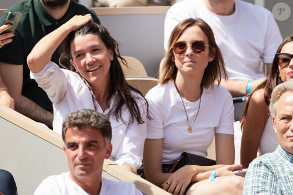 Une exception a été faite, le 9 septembre 2023.
Isabelle Ithurburu et Hortense d'Esteve en tribunes lors des Internationaux de France de tennis de Roland Garros 2023 à Paris, France, le 30 mai 2023. © Jacovides-Moreau/Bestimage