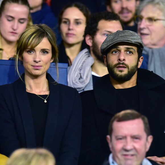 Isabelle Ithurburu et son compagnon Maxim Nucci dans les tribunes du Parc des Princes lors du Match PSG contre Nice. © Giancarlo Gorassini/Bestimage