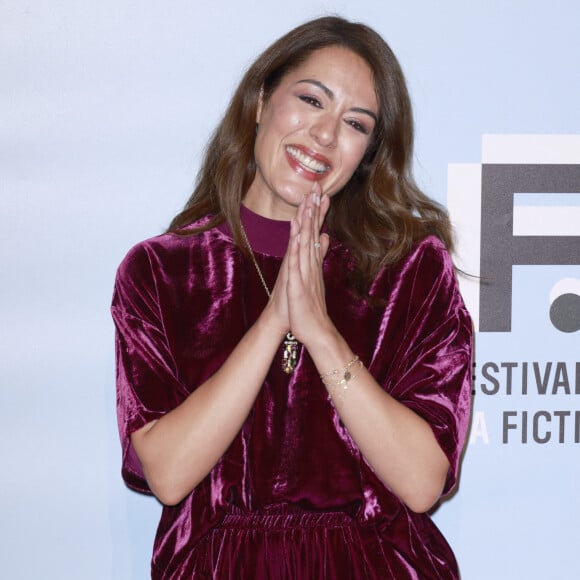 Sofia Essaïdi au photocall de "Les Combattantes" lors de la 24ème édition du Festival de la Fiction TV de la Rochelle, le 15 septembre 2022. © Christophe Aubert via Bestimage 