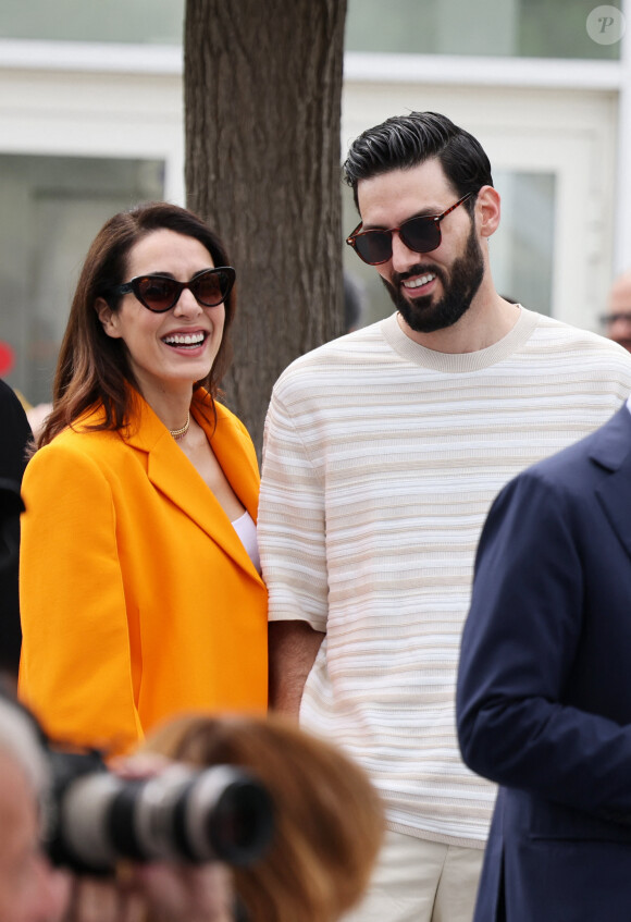 Sofia Essaïdi et son compagnon Adrien Galo s'embrassent en marge du Photocall du film "Nostalgia" lors du 75ème Festival International du Film de Cannes, e 25 mai 2022. © Dominique Jacovides / Bestimage 