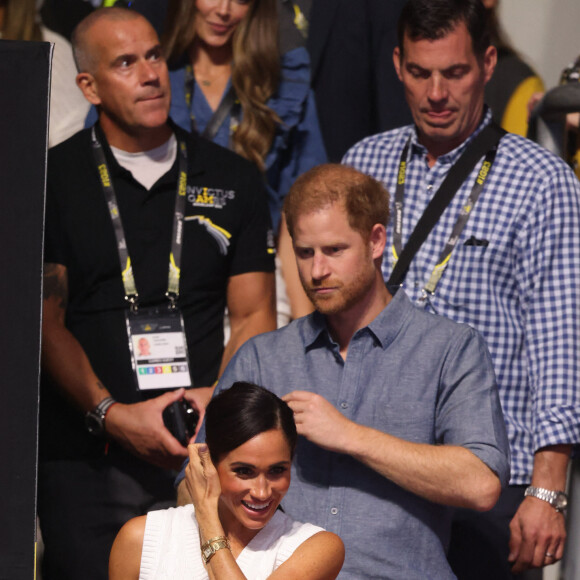 Le prince Harry, duc de Sussex et Meghan Markle, duchesse de Sussex, acclament l'équipe mixte Ukraine Nigeria lors du match de volley-ball au quatrième jour des Invictus Games à Dusseldorf, le 14 septembre 2023. 