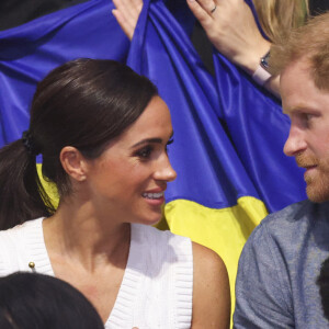 Le prince Harry avait envie de faire la fête puisqu'il a enchaîné les bières !
Le prince Harry, duc de Sussex et Meghan Markle, duchesse de Sussex, acclament l'équipe mixte Ukraine Nigeria lors du match de volley-ball au quatrième jour des Invictus Games à Dusseldorf, le 14 septembre 2023. 