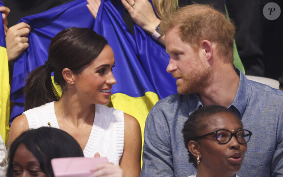 Le prince Harry avait envie de faire la fête puisqu'il a enchaîné les bières !
Le prince Harry, duc de Sussex et Meghan Markle, duchesse de Sussex, acclament l'équipe mixte Ukraine Nigeria lors du match de volley-ball au quatrième jour des Invictus Games à Dusseldorf, le 14 septembre 2023. 